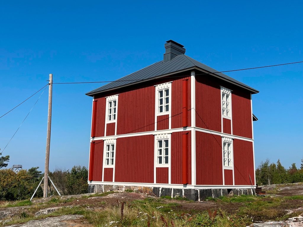 Punainen luotsitupa kunnostettuna.